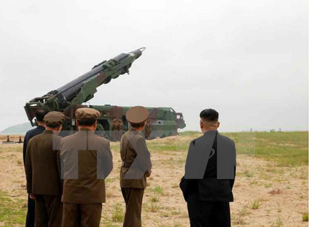 Nhà lãnh đạo Triều Tiên Kim Jong-un (phải) quan sát vụ thử tên lửa đạn đạo chiến lược đất đối đất tầm trung Hwasong-10.